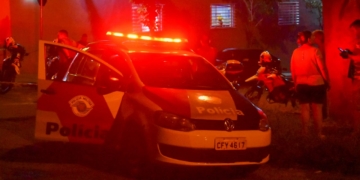 Em Piracicaba (SP), 'sortudo' avança placa pare e bate em carro da PM