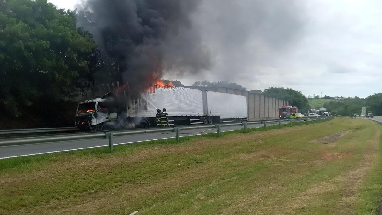 Campinas (SP): caminhão em chamas mobiliza bombeiros e PMR