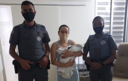 Em Piracicaba (SP), policiais salvam bebê de três dias engasgado com leite