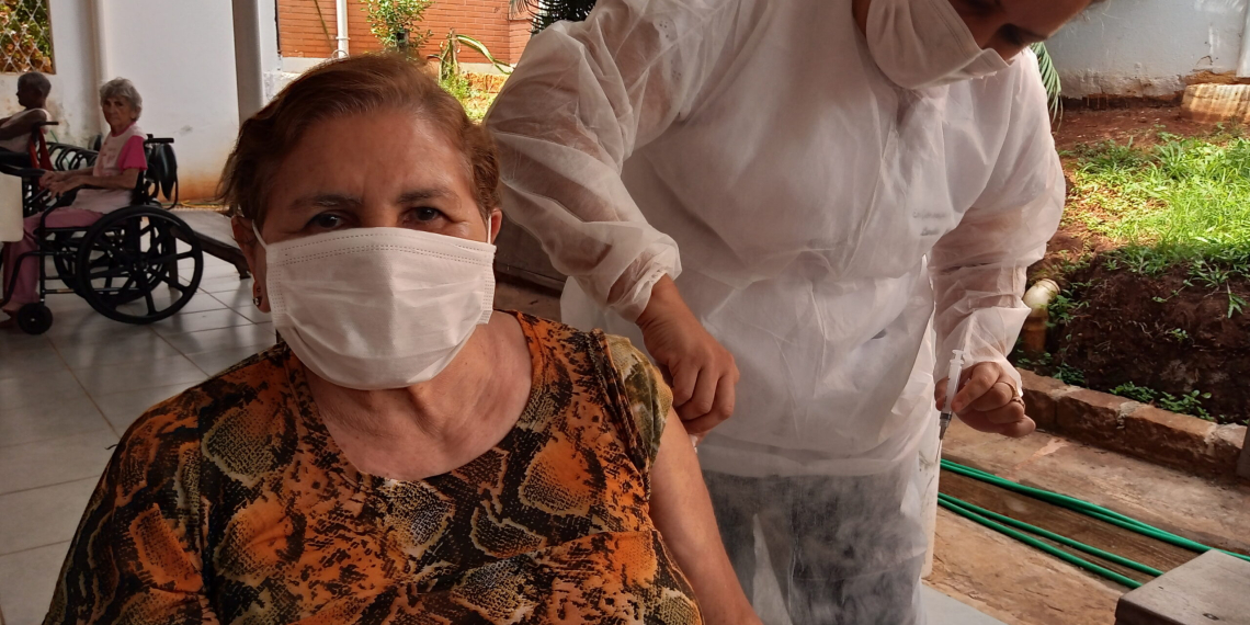 Maria de Lourdes Gomes dos Santos foi uma das moradoras do Lar dos Velhinhos imunizadas - Foto: CCS