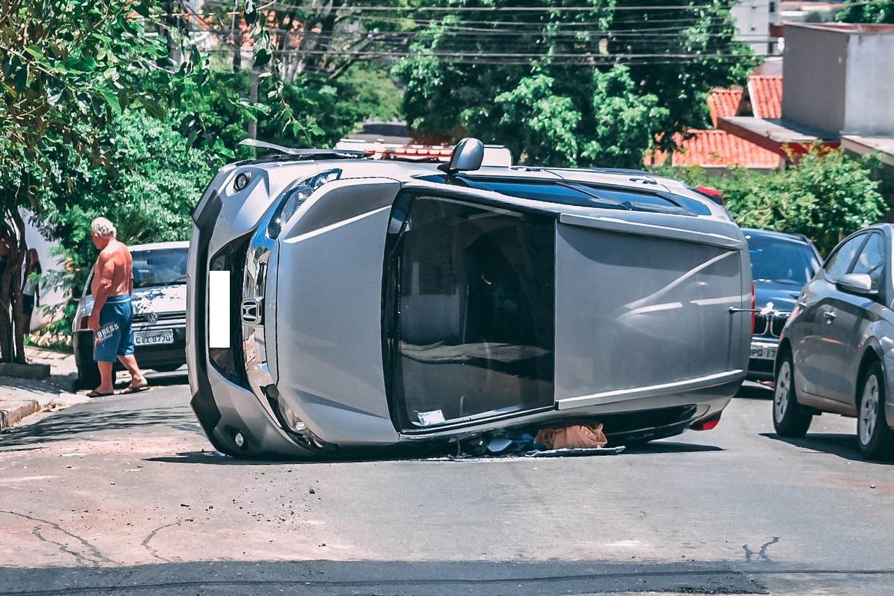 Piracicaba (SP): idoso passa mal na direção, colide em veículo estacionado e tomba