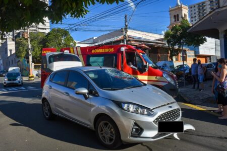 Piracicaba (SP): motoboy fica ferido ao ser atropelado por carro no centro
