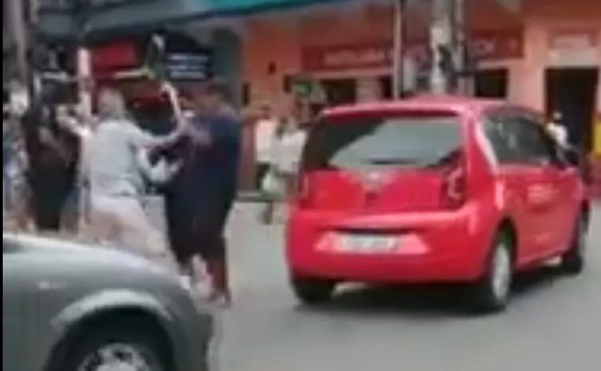 Cliente é agredido com pedaço de pau ao tentar trocar máscara com defeito