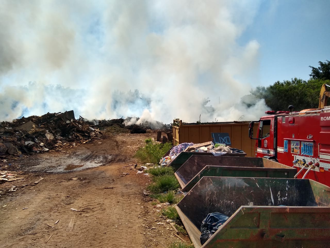 Fogo em ecoponto mobiliza bombeiros em Santa Bárbara do Oeste (SP)