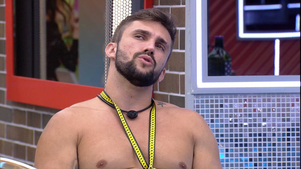 BBB 21 | Arthur diz que pensou em ‘ficar’ com Sarah, mas pede para Carla se manter fiel a ele