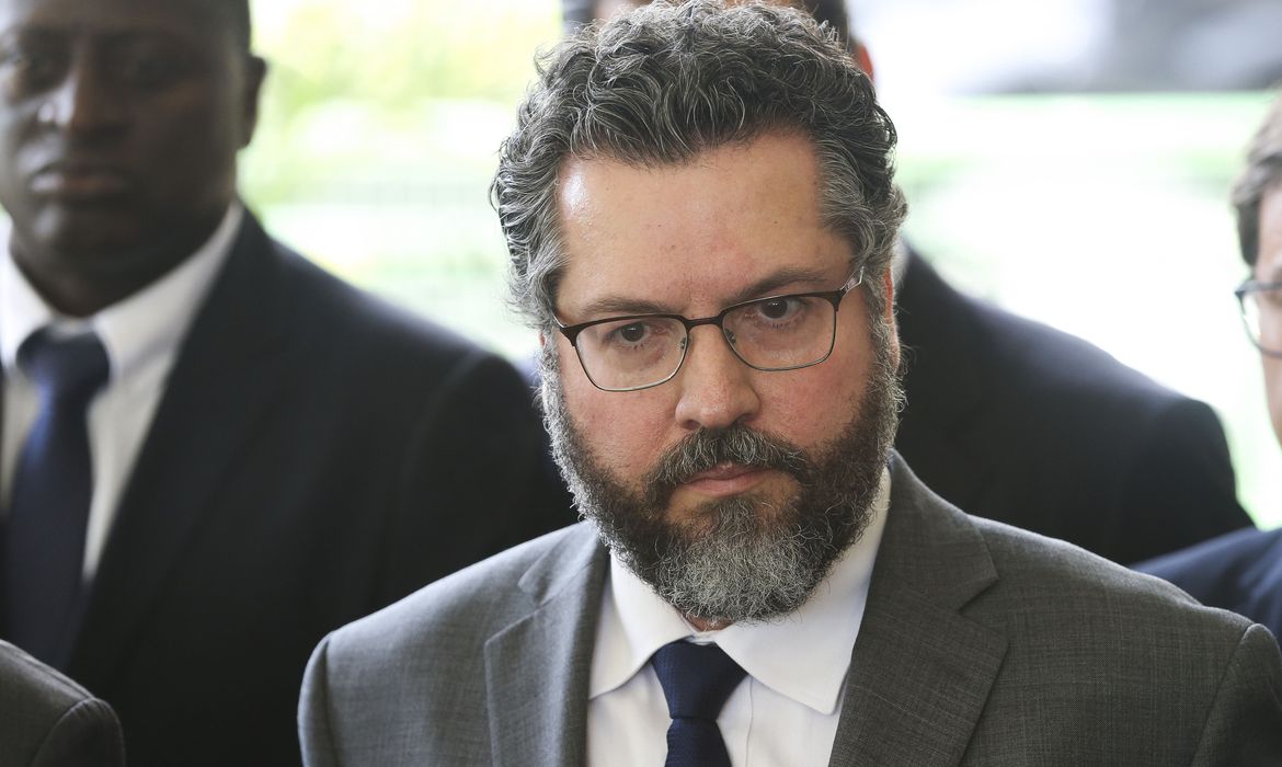 Com medo de impeachement, Bolsonaro cede ao ‘centrão’ e demissão de Ernesto Araújo é dada como certa