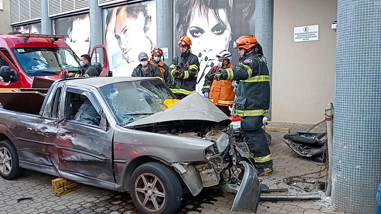 Piracicaba (SP): grave acidente de trânsito deixa idoso preso às ferragens