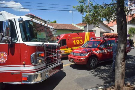 Em Piracicaba (SP), veículo pega fogo dentro de garagem e os bombeiros são acionados