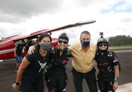 Paraquedista quebra recorde mundial ao saltar 115 vezes em Piracicaba (SP)