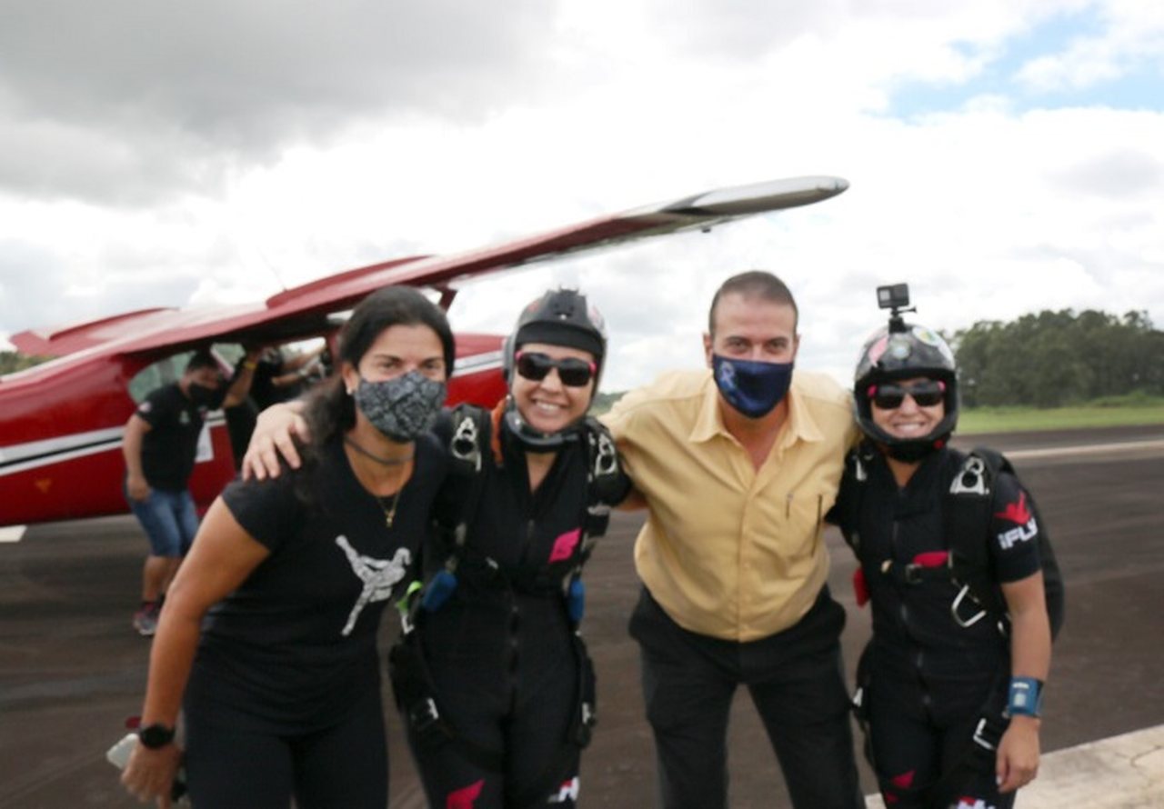 Paraquedista quebra recorde mundial ao saltar 115 vezes em Piracicaba (SP)