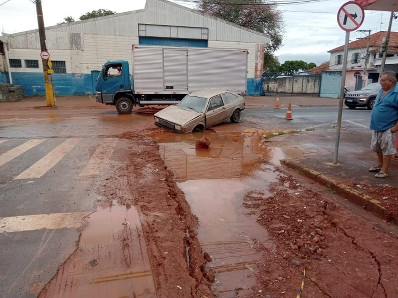 Furto de sinalização em obra do Semae causa acidente em Piracicaba (SP)