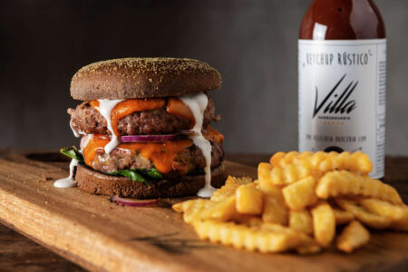 Villa Hamburgueria de Piracicaba aposta em almoço, delivery e combos promocionais