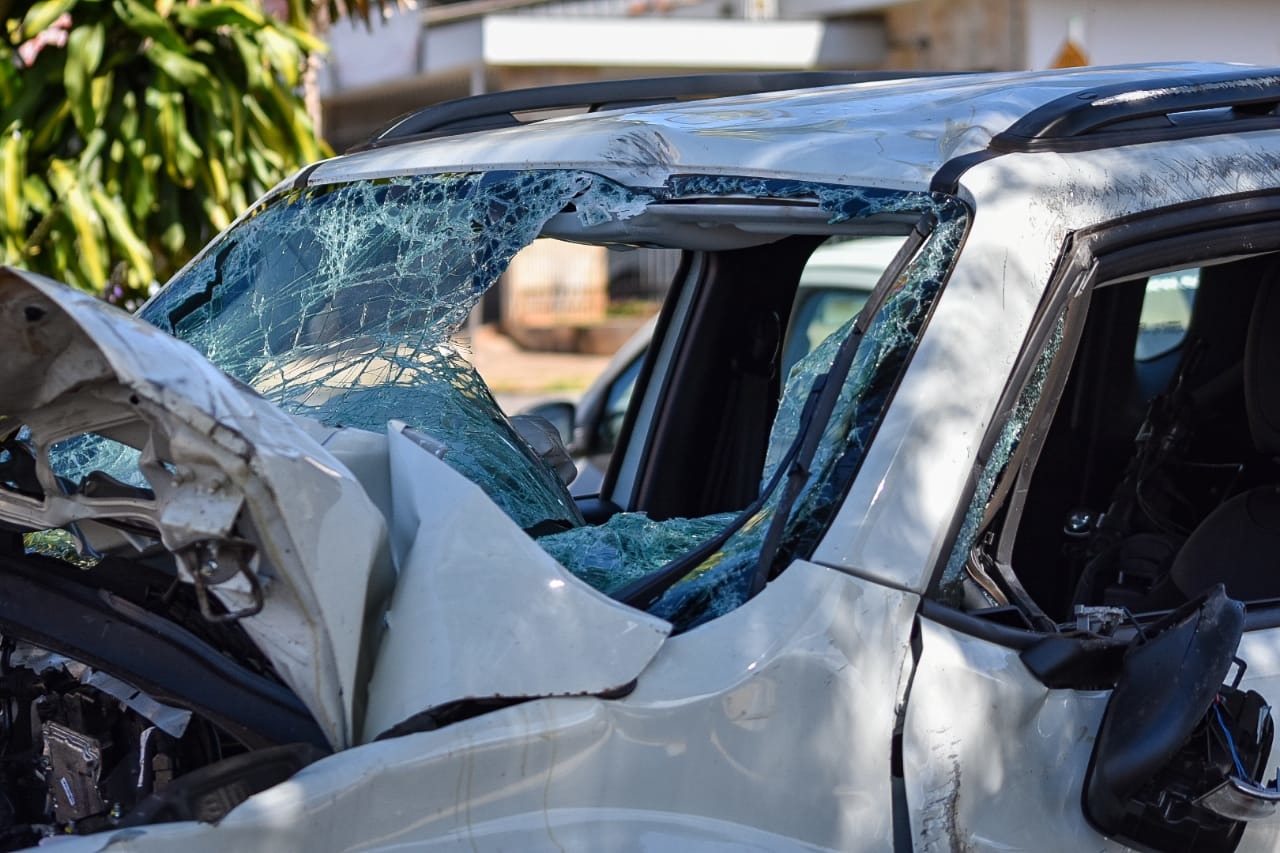 Saltinho (SP): carro colide contra traseira de caminhão, capota e fica destruído