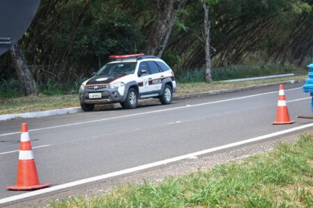 Após acidente de motocicleta, homem cai em rio e morre