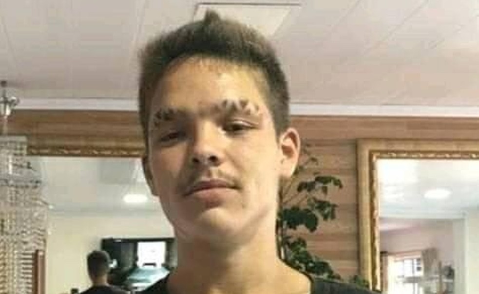 Jovem de 21 anos é esquartejado e jogado em rio; pai encontra partes do corpo