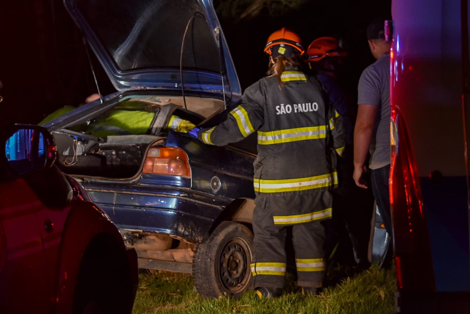 Motorista fica preso às ferragens após colidir carro contra caminhão em Piracicaba (SP)