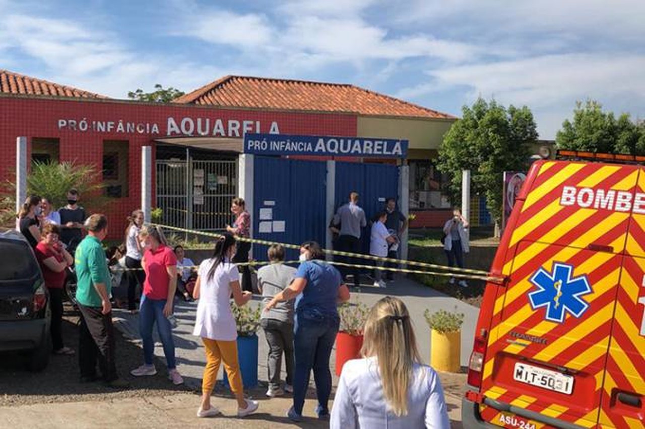 Homem de 18 anos invade escola com facão e mata crianças e funcionárias em Santa Catarina