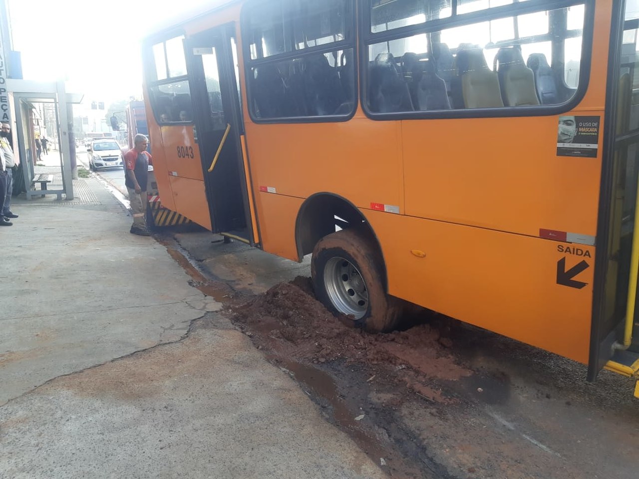 Ônibus do transporte público de Piracicaba cai em buraco do Semae e atola