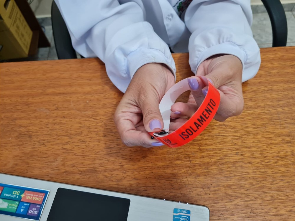 COVID-19 | Cidades paulistas passam a obrigar uso de pulseira vermelha para quem está com o vírus