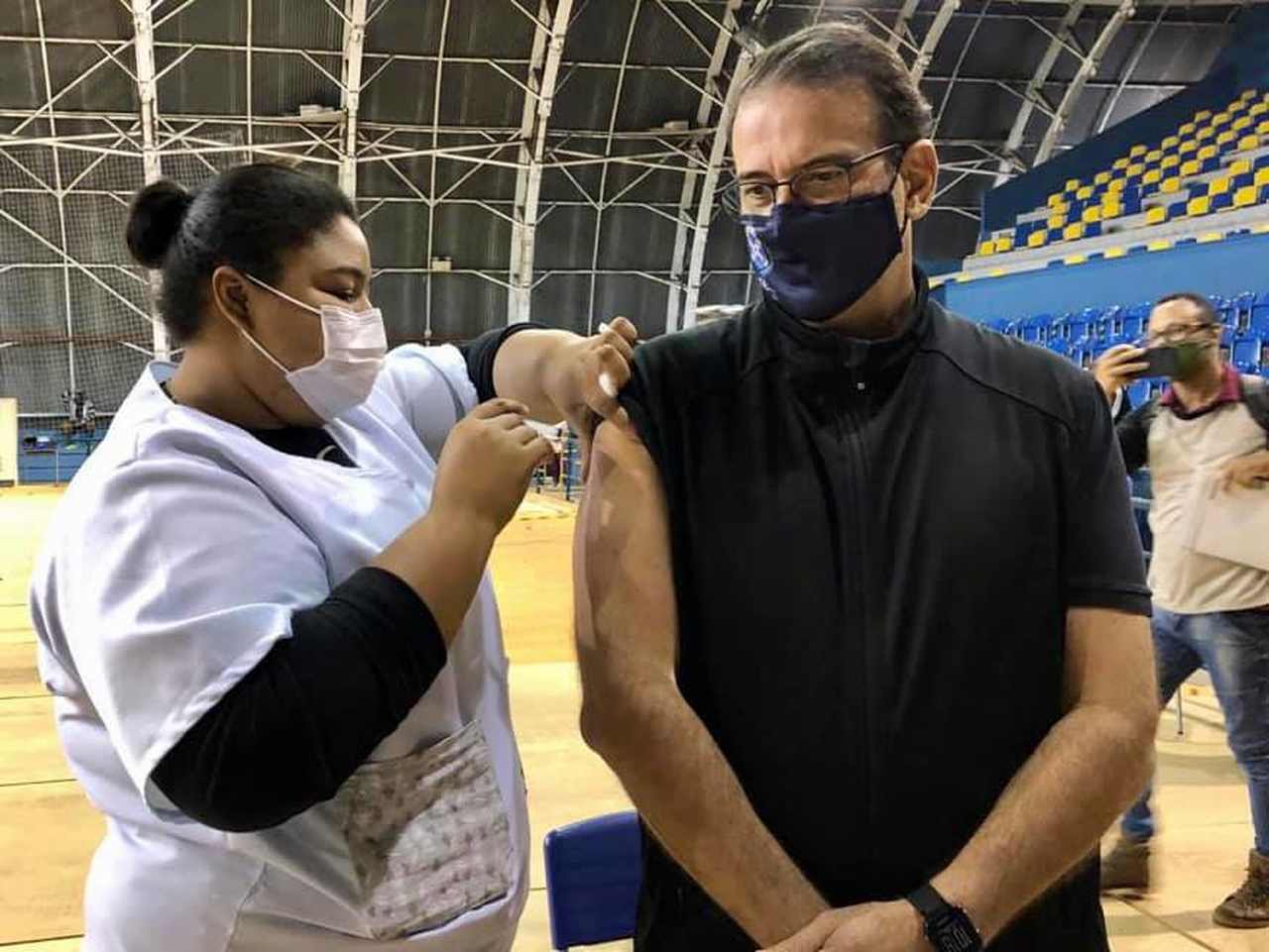 Prefeito Luciano Almeida recebe 1ª dose da vacina contra Covid-19 em Piracicaba (SP)