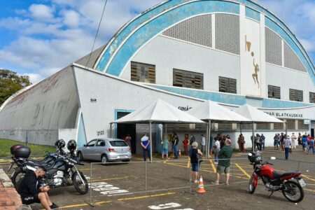 Piracicaba (SP) abre agenda para vacinar contra Covid-19 pessoas com 25 anos ou mais