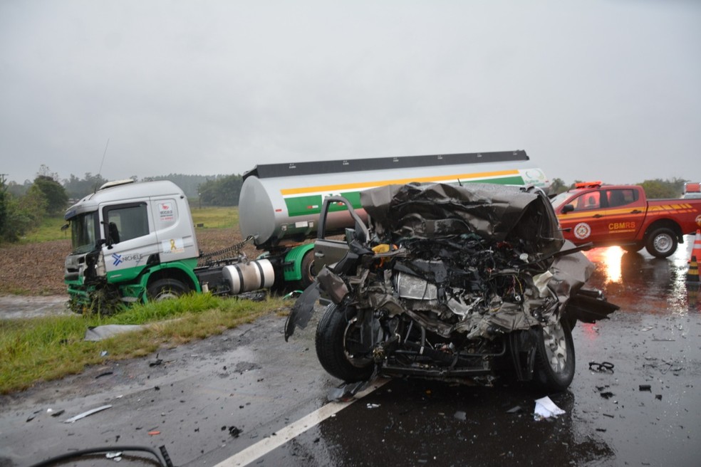 Carro fica destruído em acidente com vítima fatal