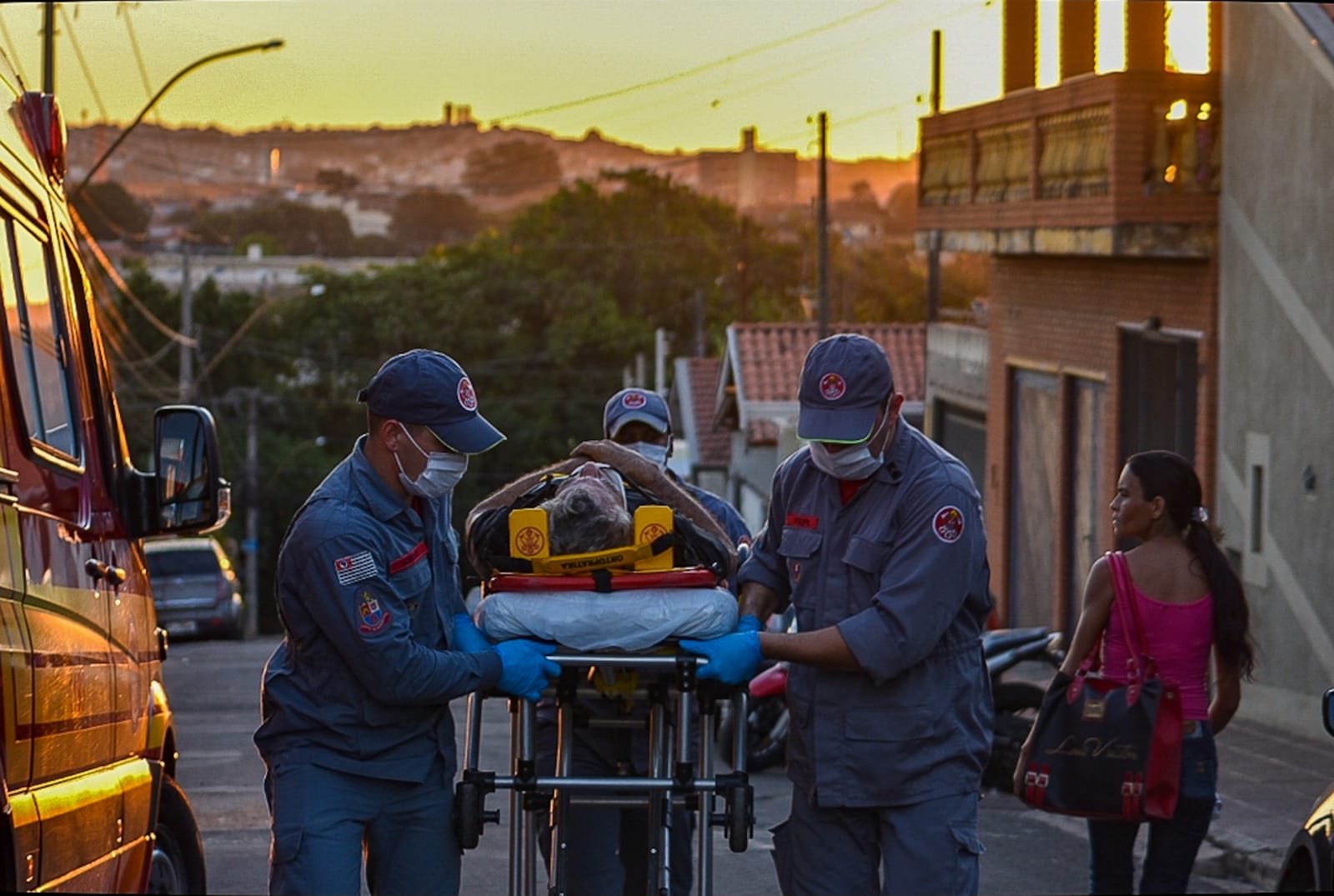 Em Piracicaba (SP), homem cai ao subir no telhado fazer um conserto