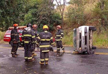 Piracicaba (SP): capotamento no Centro mobiliza bombeiros