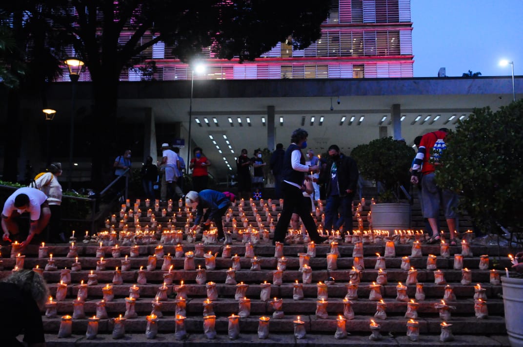 500 velas são acessas em Campinas (SP) em homenagem às vítimas do coronavírus
