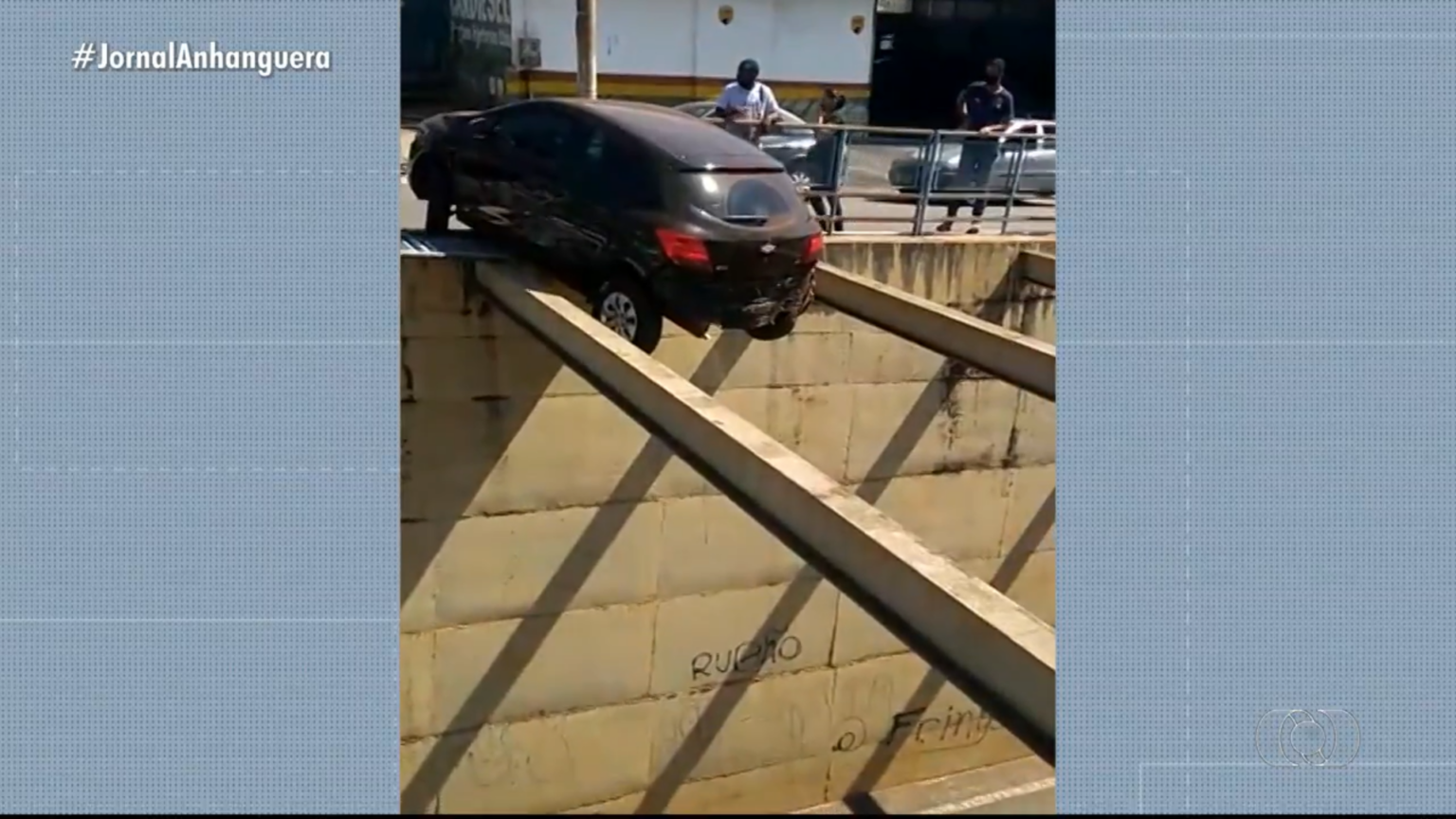 Mulher esquece de engatar freio de mão e carro fica “pendurado” em viaduto