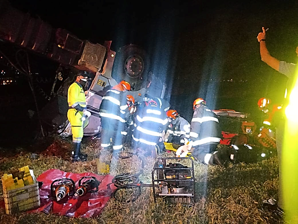 Piracicaba (SP): idoso tem cabeça presa às ferragens após capotar carreta