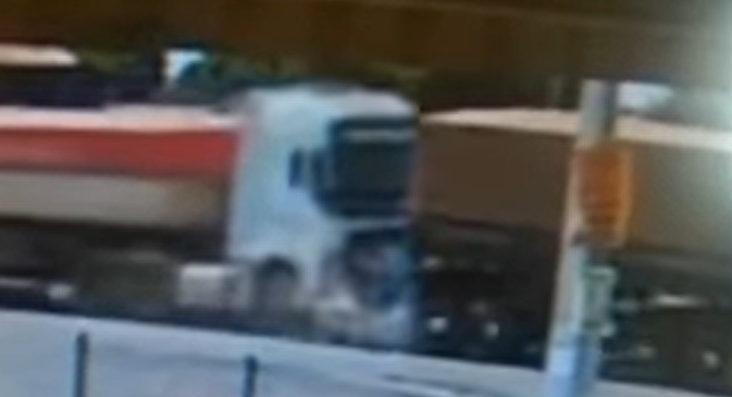 Mulher sobrevive após ter carro esmagado por duas carretas em rodovia