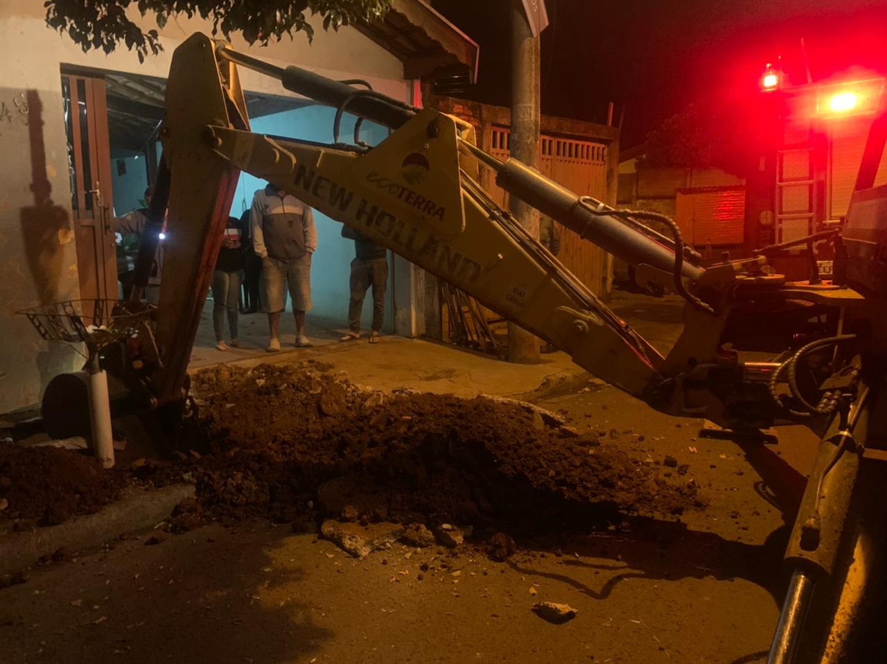 Piracicaba (SP): após cinco horas de trabalho, bombeiros resgatam filhote de cachorro em tubulação de esgoto