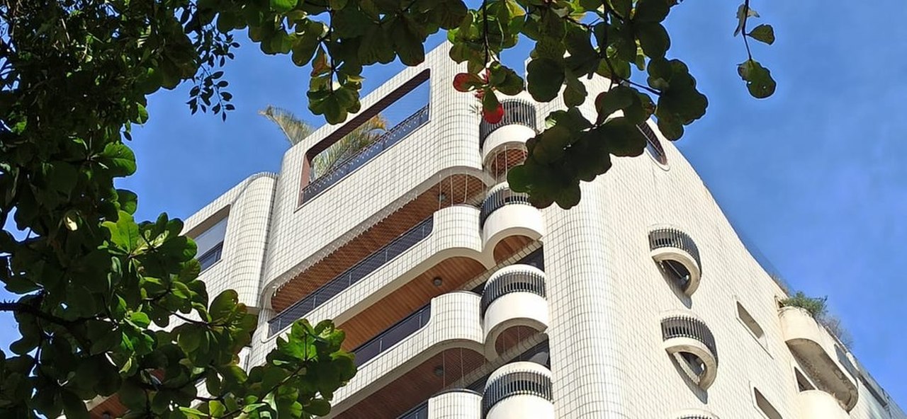 Menino de 11 anos morre após cair do 9º andar de prédio