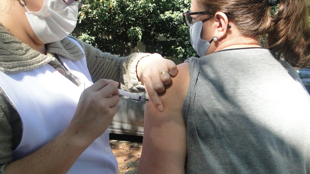 Ministério da Saúde nega certificado para quem tomou AstraZeneca e depois Pfizer