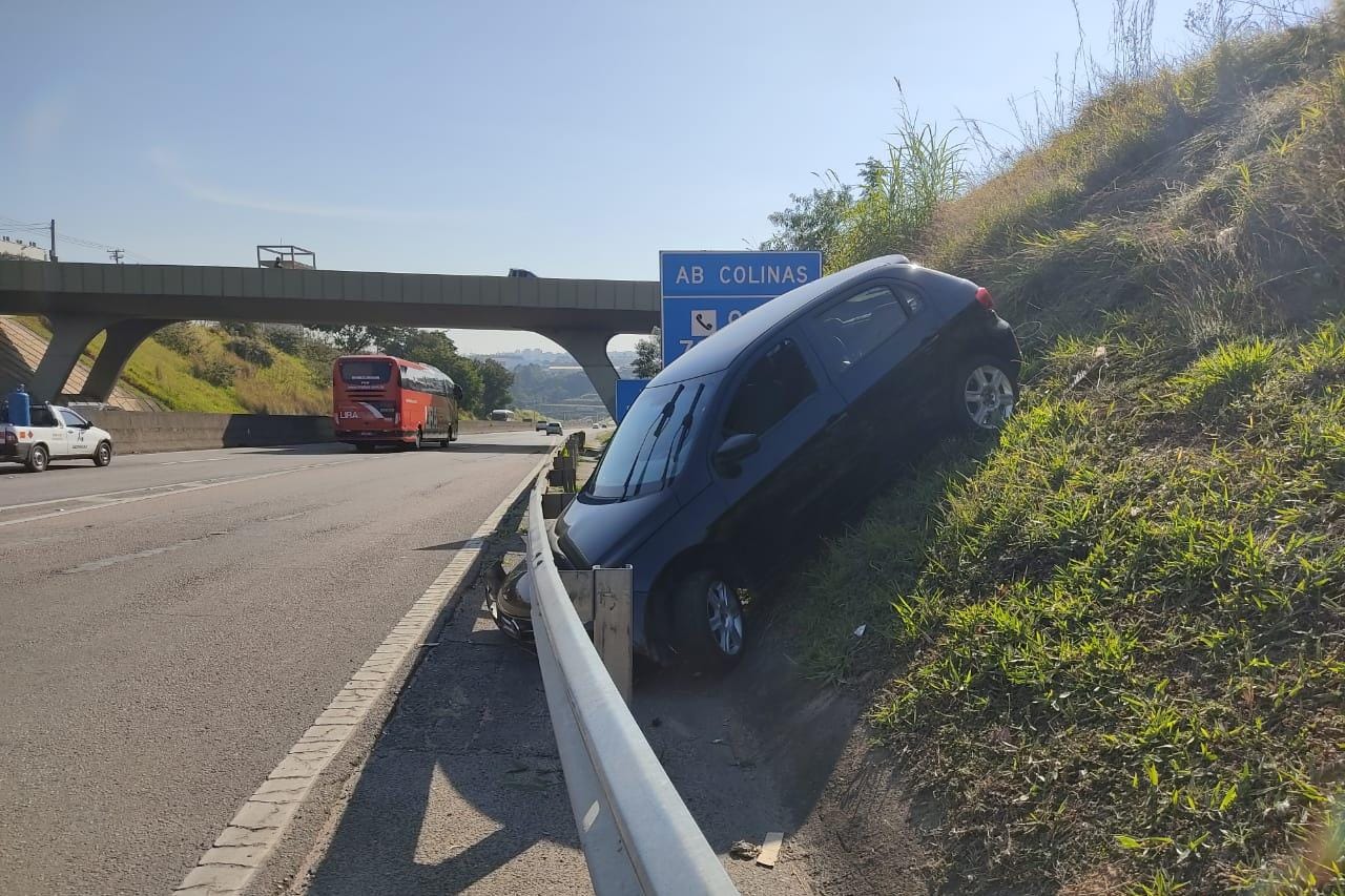 Carro roubado é abandonado após acidente em Campinas (SP)