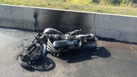 Motocicleta pega fogo após tombar em Campinas (SP)