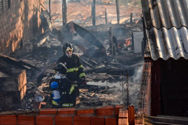 Piracicaba (SP): incêndio consumiu cerca de 30 casas no Bosque e mobilizou 10 viaturas dos Bombeiros