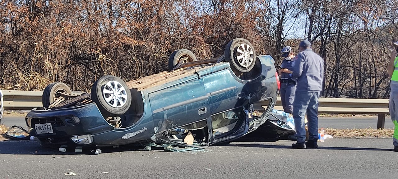 Bombeiros são acionados após carro capotar na Luiz de Queiroz