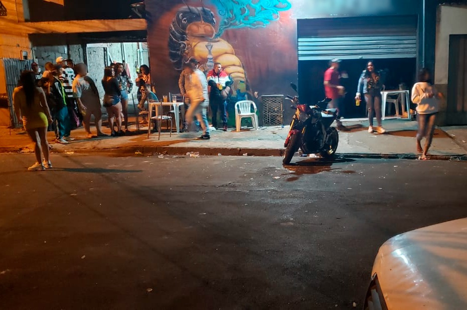 Piracicaba (SP): força-tarefa encerra aglomeração com mais de 100 pessoas em tabacaria