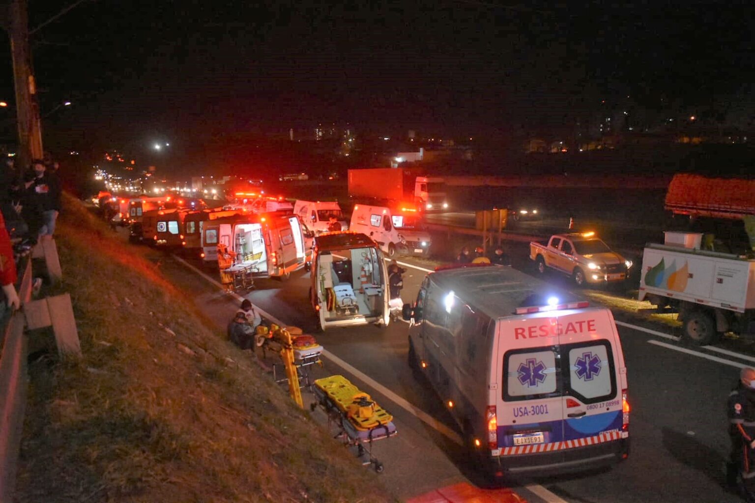 Rio Claro (SP): caminhão explode em posto de combustíveis e deixa um morto e 14 feridos