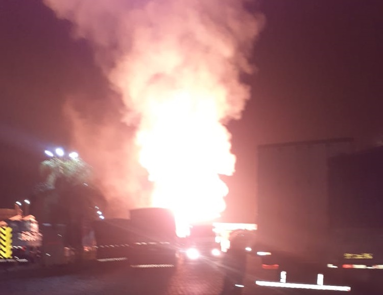 VÍDEO | Veja momentos do resgate e combate às chamas após explosão de caminhão em posto de combustíveis