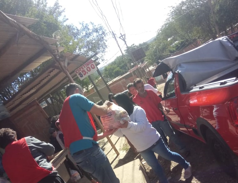 Piracicaba (SP): Projeto Amo Ajudar doa cestas básicas para famílias carentes de comunidades