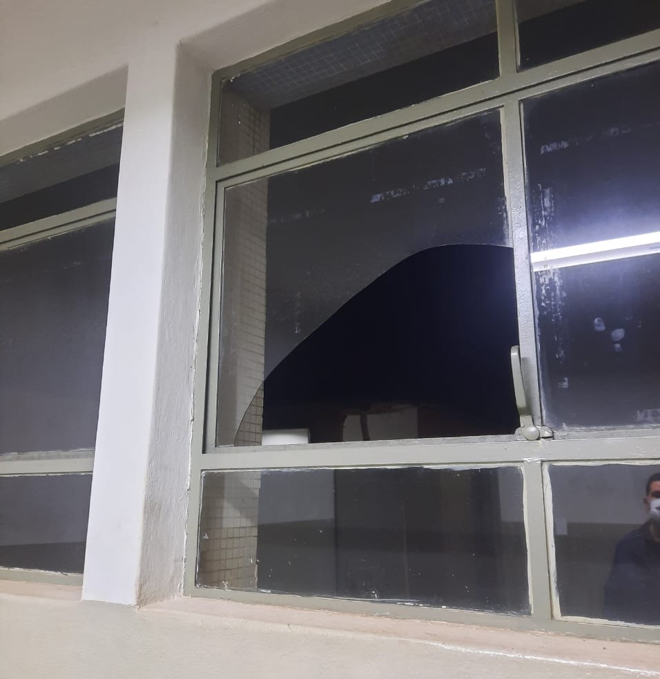 Piracicaba (SP): indivíduo é preso após tentar bater em homem com enxada e quebrar janela da delegacia