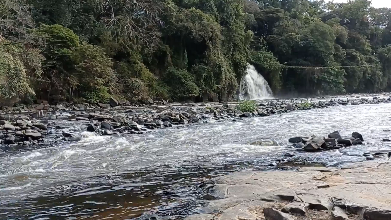 Rio Piracicaba está com menos de um metro de profundidade no trecho mais fundo da Rua do Porto