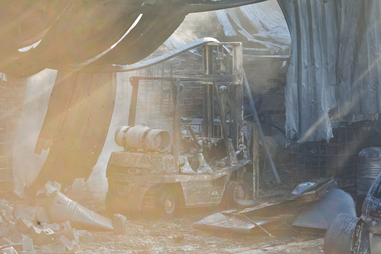 Explosão gerou incêndio em indústria, diz bombeiros; funcionários conseguiram correr