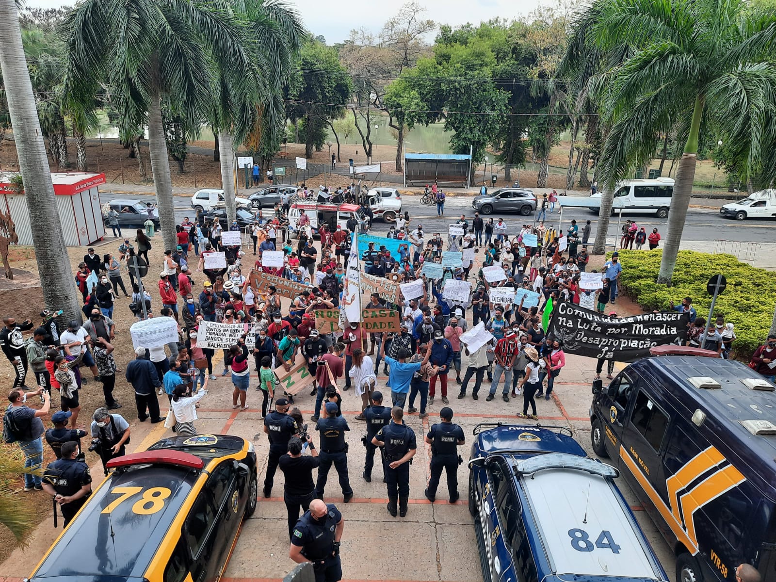 Manifestantes cobram prefeito de Piracicaba (SP) por promessas de campanha