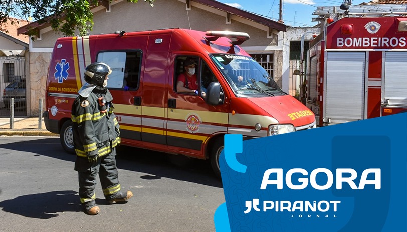 Mulher é socorrida por bombeiros em Piracicaba (SP) após incêndio em residência