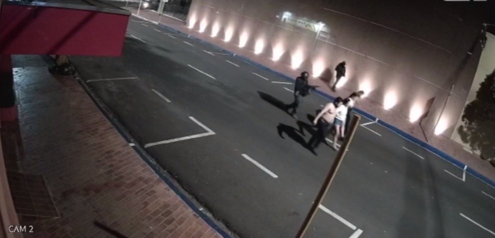 Quadrilha ataca agências bancárias e faz moradores reféns; três pessoas morreram