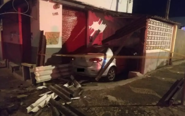 Motorista alcoolizado invade cobertura de bar e mata idoso que dormia no local